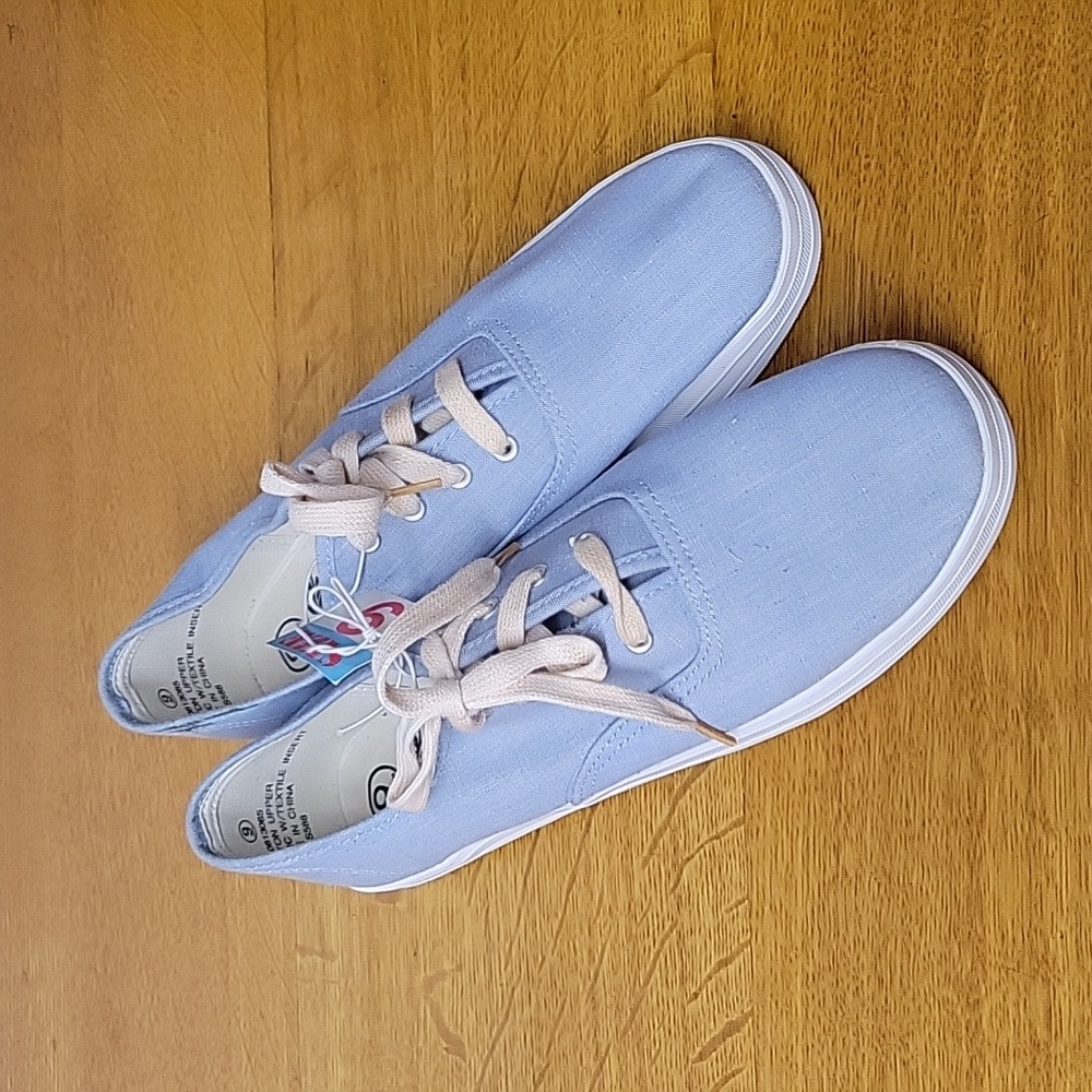 Zoey Beth Sneakers Lace Up, Pale Blue Womens Size 9 NWT.
